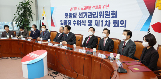 지난 2022년 12월29일 정진석 국민의힘 비상대책위원장이 국회에서 열린 당 '대표 및 최고위원 선출을 위한 중앙당 선거관리위원회 임명장 수여식 및 제1차 회의'에서 인사말을 하고 있다.<연합뉴스>